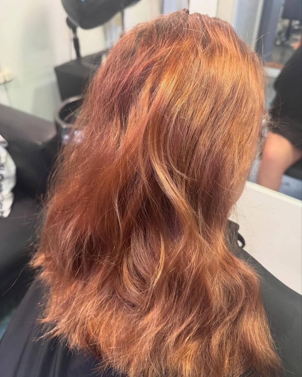 Cabello largo con color cobrizo y textura natural, antes del trabajo del salón.