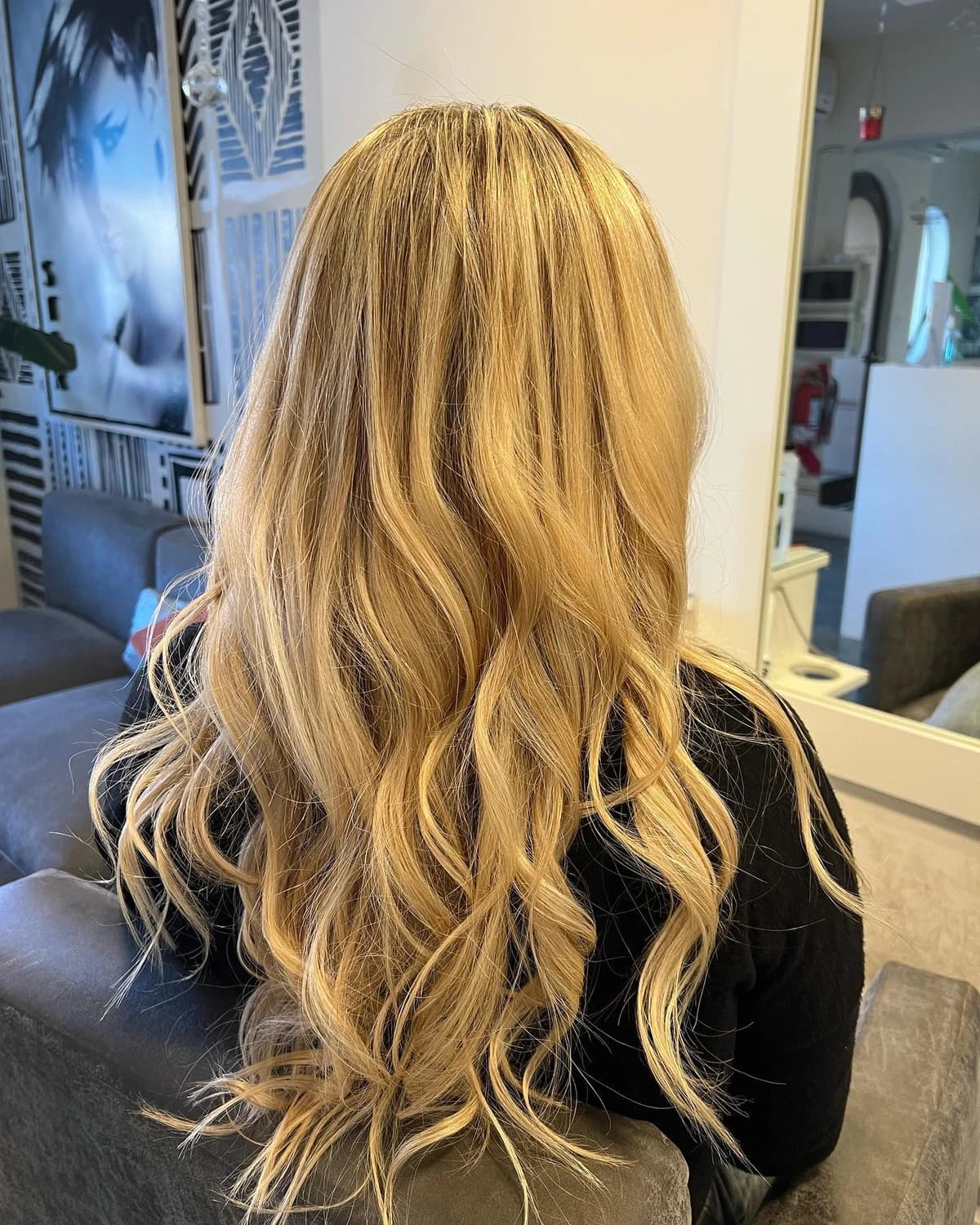 Resultado real de cabello largo con ondas suaves después de un servicio de hidratación.