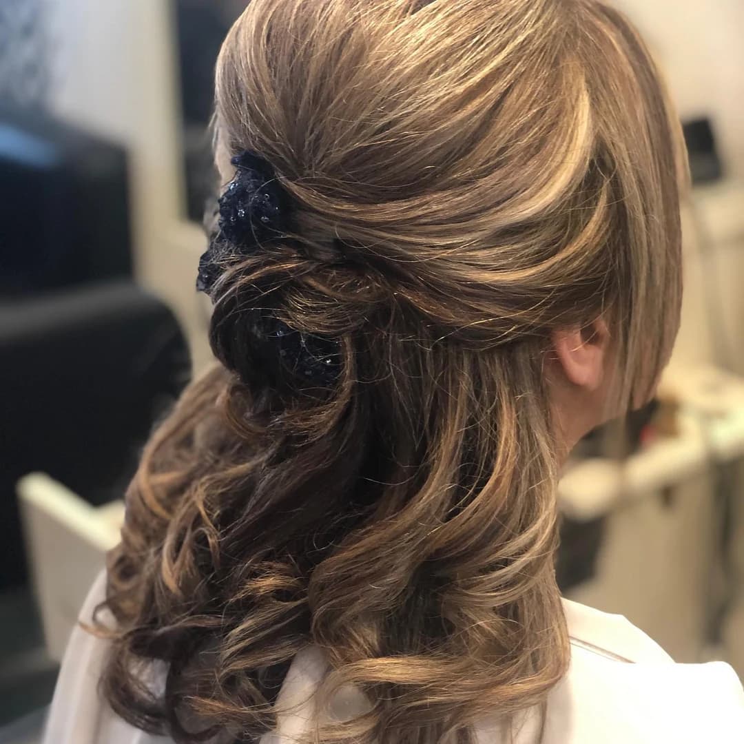 Semirrecogido con ondas y detalle de brillo visto desde atrás.